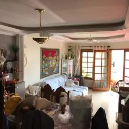Quarto com cama e decoração interna em um imóvel.