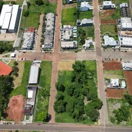 Vista aérea de um lote com vegetação e vias de acesso em Lajeado.
