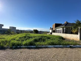Vista externa mostrando gramado verde sob um céu azul claro.