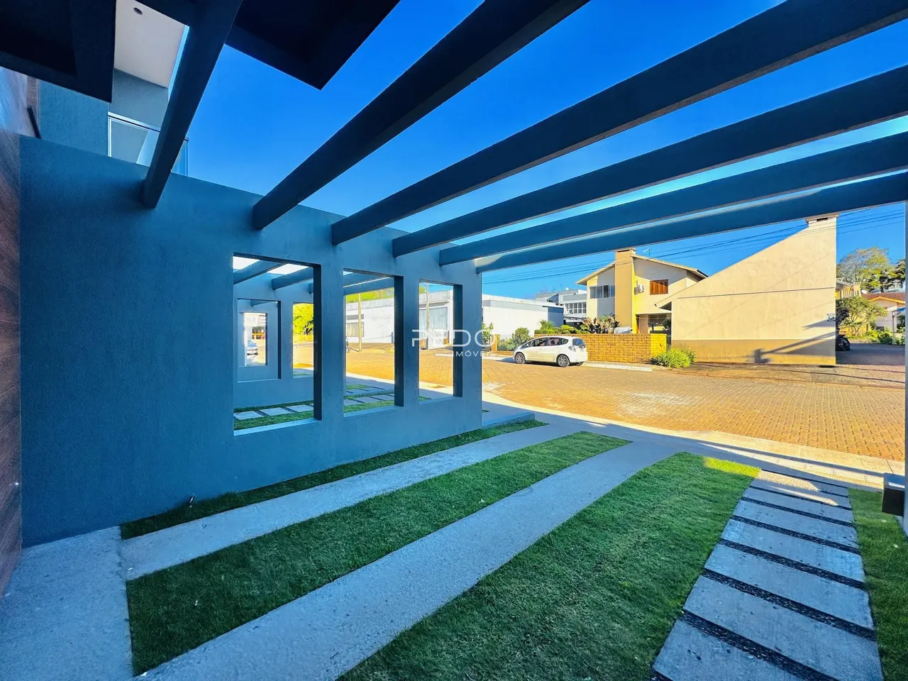 Fachada de uma casa moderna em Lajeado, Brasil.
