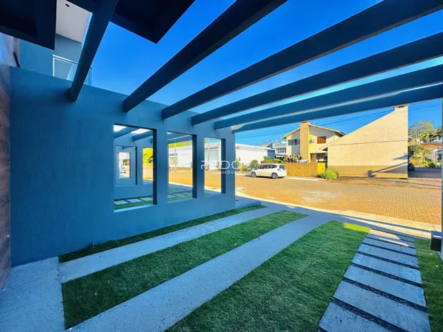 Fachada de uma casa moderna em Lajeado, Brasil.