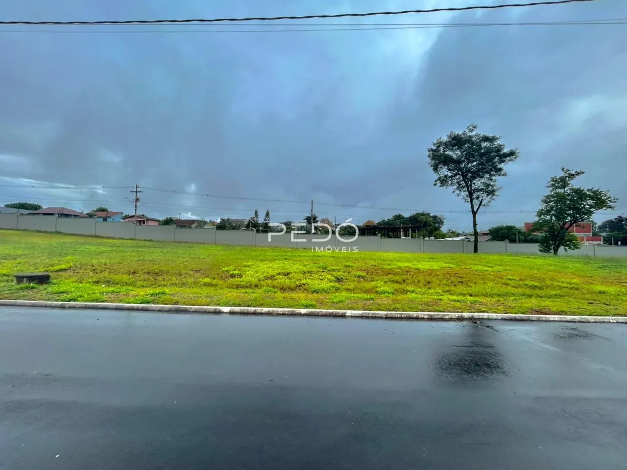 Vista da área gramada e cerca da propriedade em Lajeado.