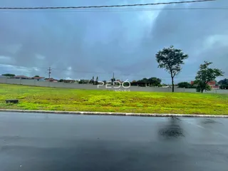 Vista da área gramada e cerca da propriedade em Lajeado.