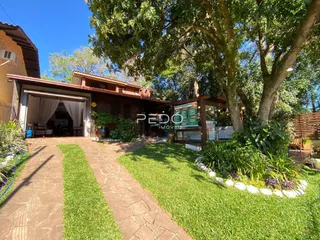 Fachada de uma residência com jardim e entrada de garagem em Lajeado, Brasil.