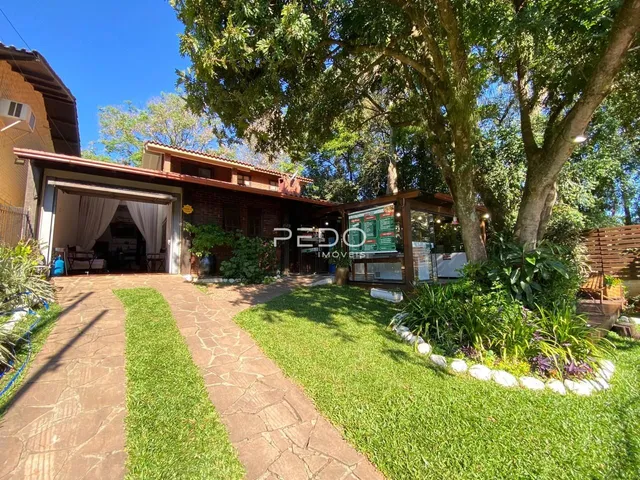 Fachada de uma residência com jardim e entrada de garagem em Lajeado, Brasil.