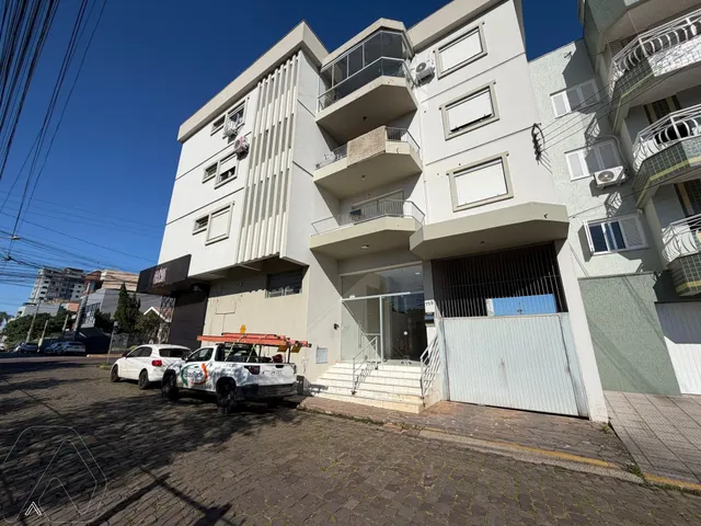Fachada de um prédio residencial em Lajeado, Brasil, mostrando a estrutura e os detalhes externos.