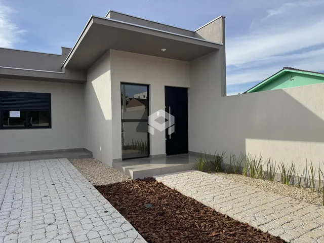 Fachada moderna de uma residência em Lajeado, Brasil, com jardim frontal.