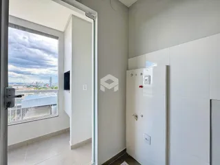 Vista interna de um cômodo com janela de grande porte.