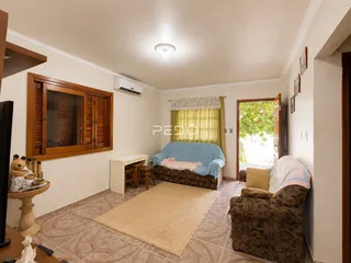 Sala de estar com sofá e móveis no interior de uma residência.