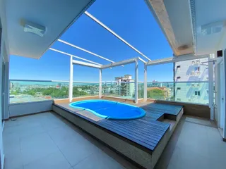 Vista de uma piscina com vista para a paisagem urbana em Lajeado.