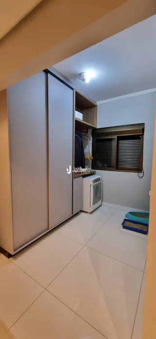 Vista interna de um ambiente com armários e piso de cerâmica.