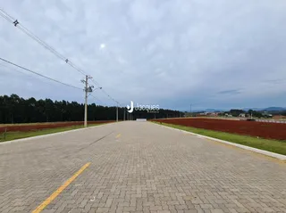 Vista da rua e campo em Lajeado, Brasil.