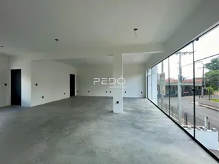 Espaço interno amplo e vazio de uma propriedade em Lajeado.