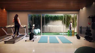 Interior de uma área de ginástica com vista para um jardim externo.
