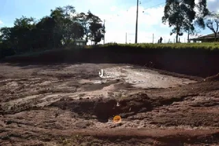 Foto de terra revolvida em uma área externa.