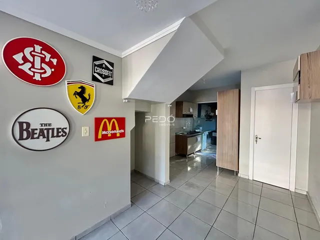 Ambiente interno com decoração de parede na sala de um imóvel em Lajeado.