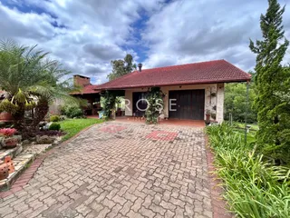 Fachada de uma residência em Lajeado, Brasil, com jardim e entrada pavimentada.