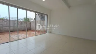 Sala de estar com grandes portas de vidro voltadas para o exterior.