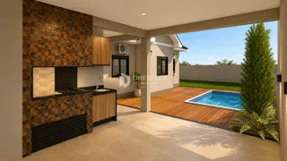Vista de uma sala de estar com cozinha integrada e área externa com piscina e deck de madeira.