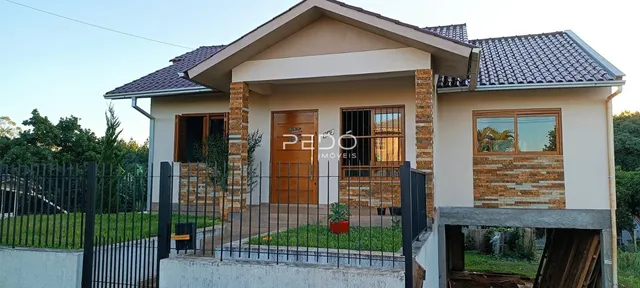 Fachada de uma casa residencial em Lajeado, Brasil, com muro e cerca.