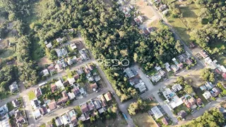 Vista aérea de uma área residencial com vegetação densa em Lajeado.