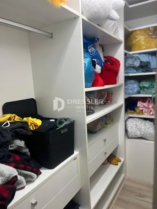 Prateleiras brancas com itens de armazenamento em um ambiente interno.