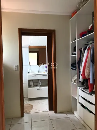 Interior de um corredor com armários embutidos brancos.