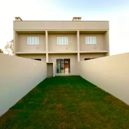 Fachada de uma residência com gramado em frente.