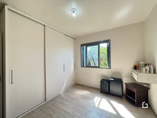Quarto com armários e janela em um imóvel no Brasil.