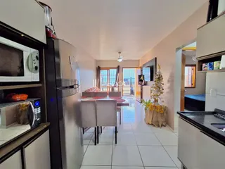 Ambiente interno de uma casa em Lajeado, Brasil, mostrando a sala de jantar e cozinha.