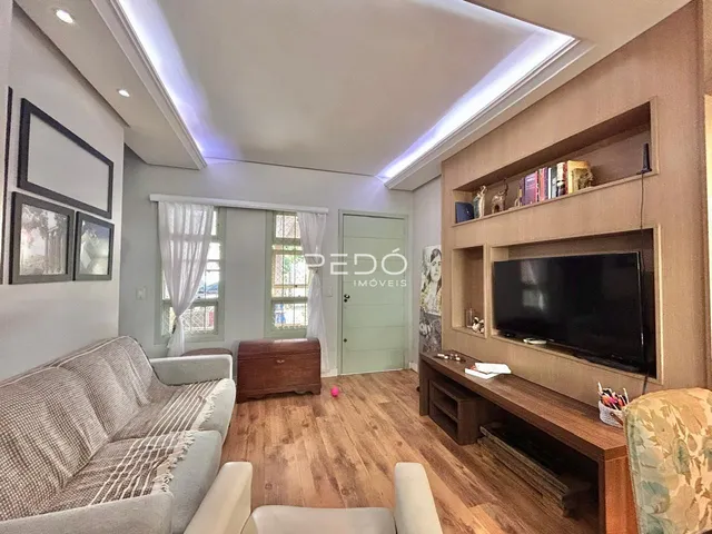 Sala de estar com piso de madeira e decoração moderna.