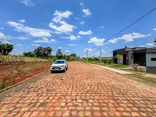 Foto da fachada de uma residência em Lajeado, Brasil, com uma entrada pavimentada.