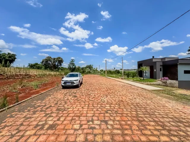 Foto da fachada de uma residência em Lajeado, Brasil, com uma entrada pavimentada.