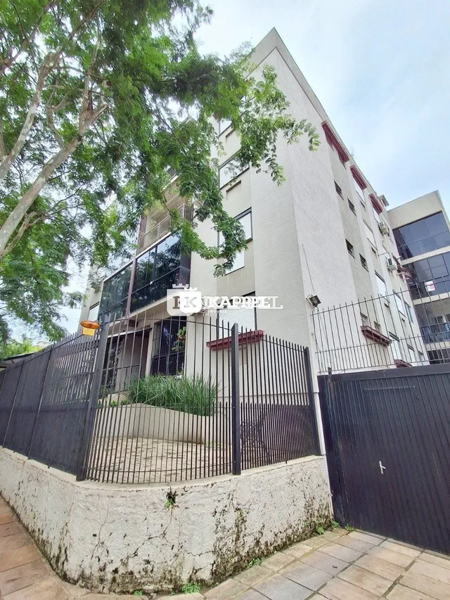 Fachada de um prédio residencial em Lajeado, Brasil, com cerca e portão.