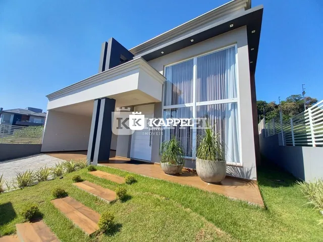 A fachada moderna de uma casa em Lajeado, Brasil, com jardim frontal.