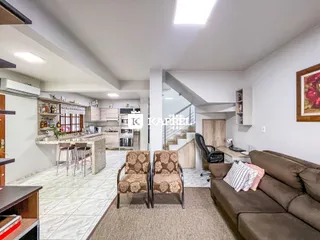 Imagem de uma sala de estar com cozinha aberta em um apartamento em Lajeado, Brasil.