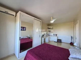 Quarto com cama e armário em um imóvel no Brasil.