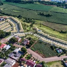 Vista aérea de uma área rural com plantações e residências em Lajeado.