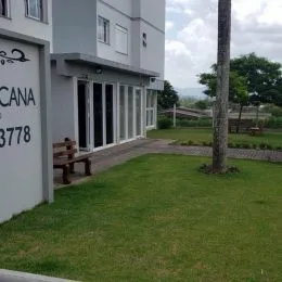 Fachada de uma residência em Lajeado, Brasil, com gramado em frente.
