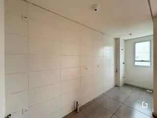 Parede branca com revestimento de ladrilhos no interior de uma residência.