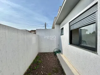 Fachada externa de uma residência branca em Lajeado, Brasil.