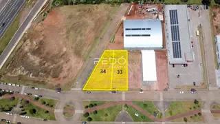 Vista aérea de um terreno em Lajeado, Brasil, mostrando uma área de terra e edifícios industriais.
