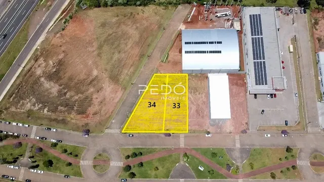 Vista aérea de um terreno em Lajeado, Brasil, mostrando uma área de terra e edifícios industriais.