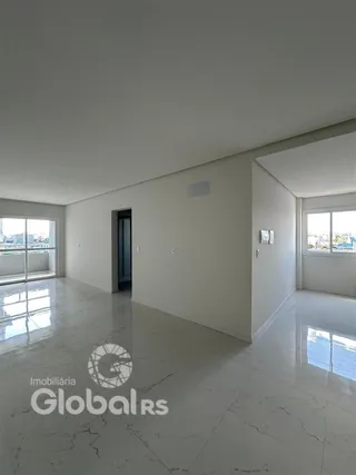 Ambiente interno amplo com piso claro e paredes brancas.