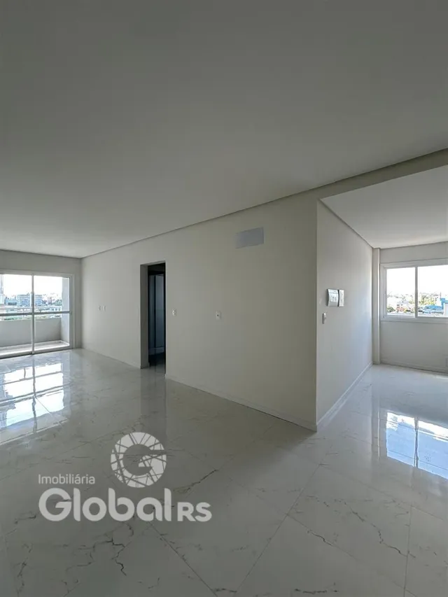 Ambiente interno amplo com piso claro e paredes brancas.