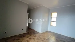 Vista interna de um ambiente com piso de cerâmica e parede clara.