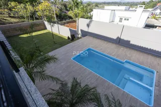 Vista aérea da piscina e área externa de uma propriedade em Lajeado.