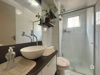 Foto de um banheiro moderno com box de vidro e pia.