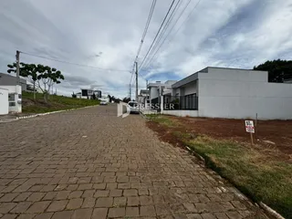Vista externa de uma rua pavimentada com casas modernas em Lajeado, Brasil.