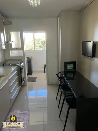 Interior da cozinha com piso de cerâmica e portas de vidro.